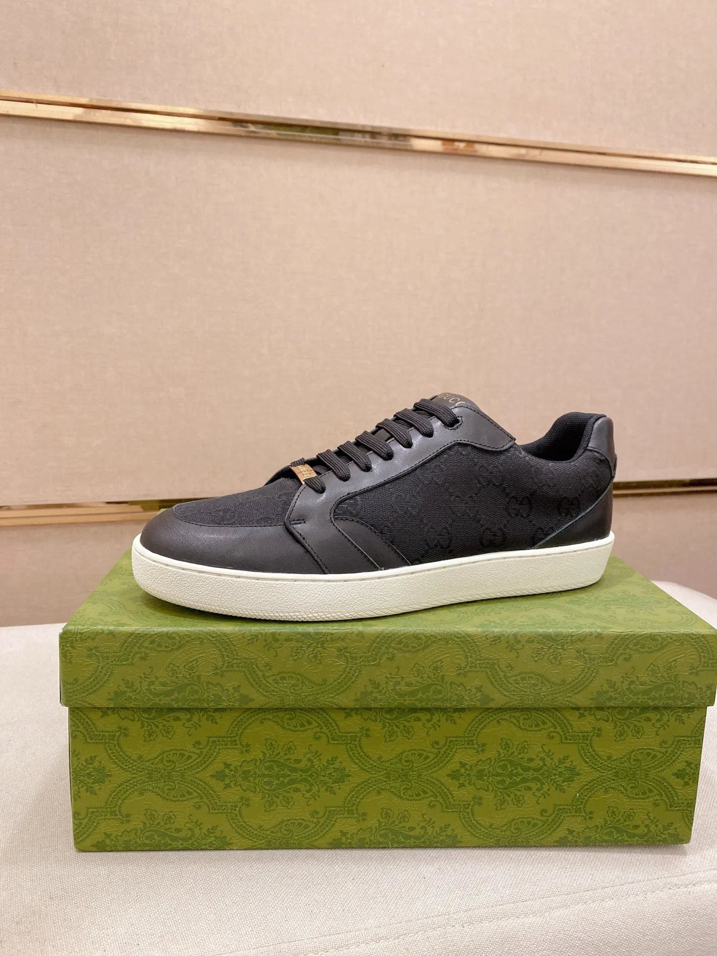 Men's shoes💰 440💰The new GUCCI (Gucci) counters are launched simultaneously. The new men's shoes, 😘fabrics are selected from imported cowhide, and the lining is sheepskin lining. 👍🏿 High-end ☄️ air-cushion molded anti-slip rubber outsole, exquisite lines, simple and elegant, comfortable and high-end for leisure travel. Code number: 38 to 44 (45 can be customized and cannot be returned or exchanged)